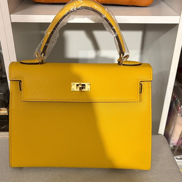 Handbags - NEW Yellow Crossbody Fashion Handbag ❤️